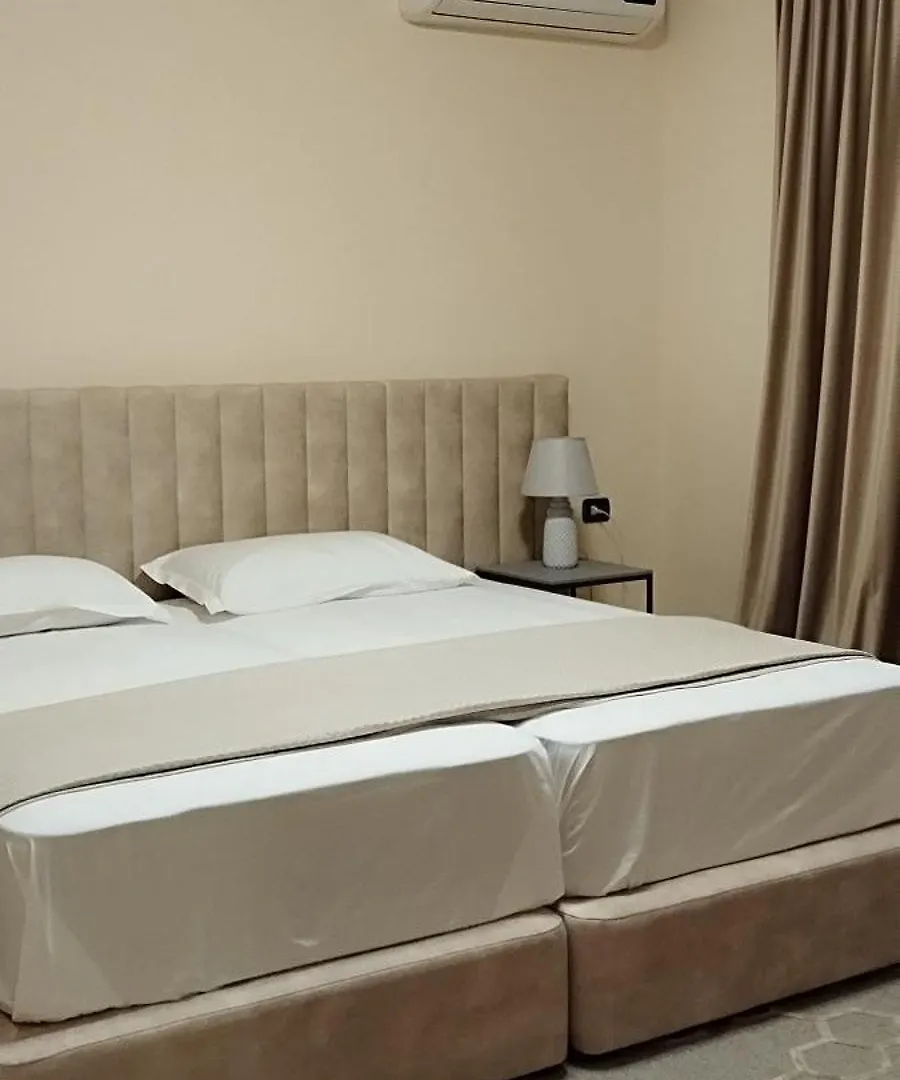 Villa Chaplin Tirana 0*,